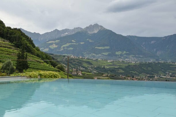 Kurztrip Trentino-Südtirol, Italien, Der Infinity-Pool des Schlosses mit herrlichem Ausblick.
