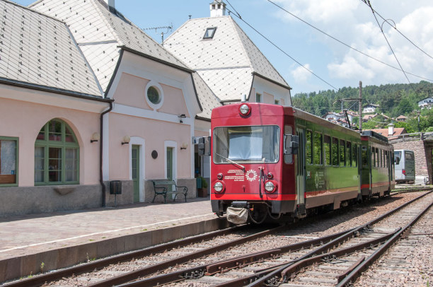 Kurzurlaub Trentino-Südtirol, Italien, Klobenstein ist die Endstation der meterspurigen Schmalspurbahn. Von h