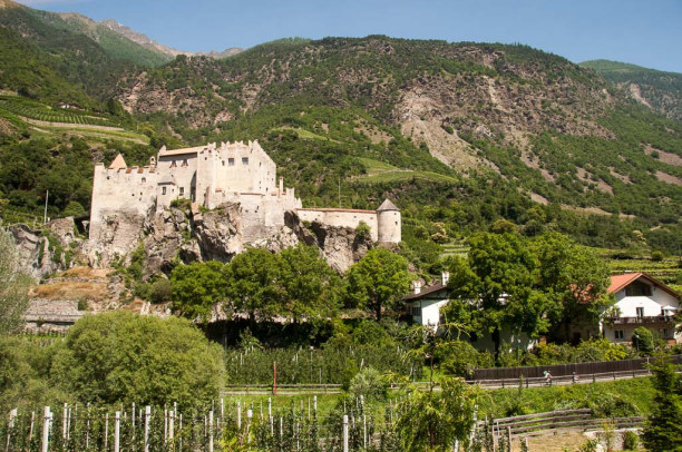 Kurzurlaub Trentino-Südtirol, Italien, Die Fahrt führt durch verschiedene Dörfer und auch an Burgen vorbei,