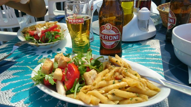 Drei Wochen Tyrrhenische Küste, Italien, Mittagessen ist am Strand von Tropea mit 9 Euro pro Person inkl. Getr