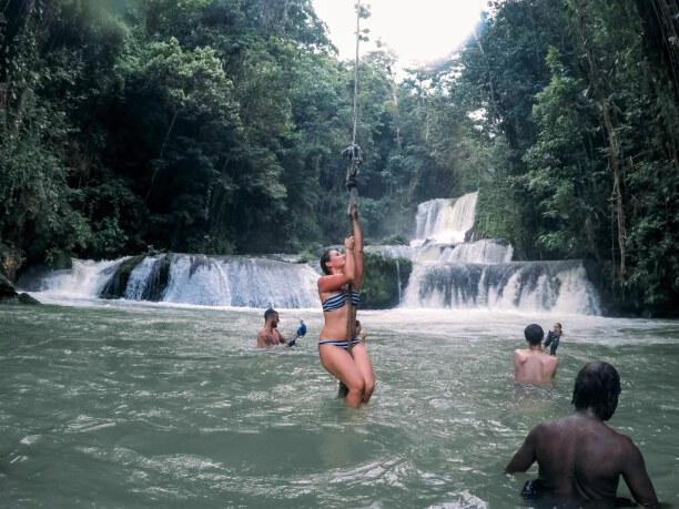 10 Tage Jamaika, Jamaika, Bei den Y.S. Falls kann man nach Herzenslust in den Wasserfällen heru