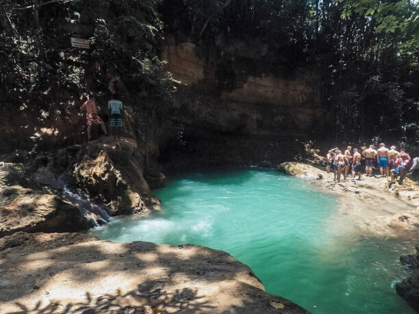 10 Tage Jamaika, Jamaika, Das Irie Blue Hole ist ein Areal mit mehreren Wasserfällen und Kaskad