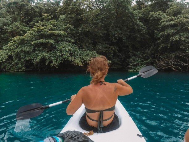 10 Tage Jamaika, Jamaika, In der blauen Lagune kann man sich ein Kajak ausleihen und damit durch
