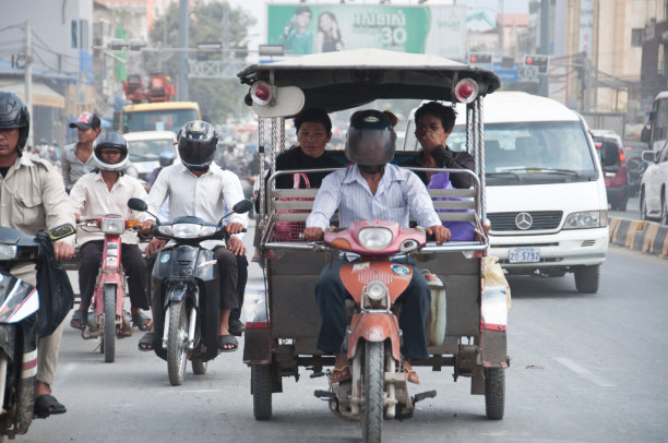 Kurztrip Kambodscha, Kambodscha, Tuk-Tuks sind in Kambodscha gespanne mit Moped und einem Anhänger. Si