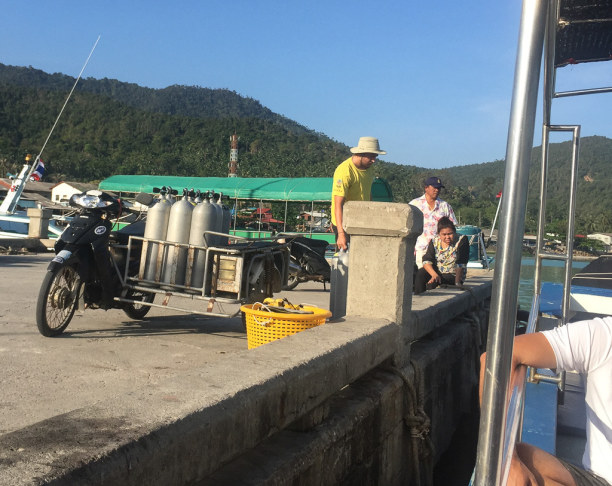 10 Tage Ko Phangan (Stadt), Koh Samui und Umgebung, Thailand, Am Pier wird unser Tauchboot mit der Ausrüstung beladen.