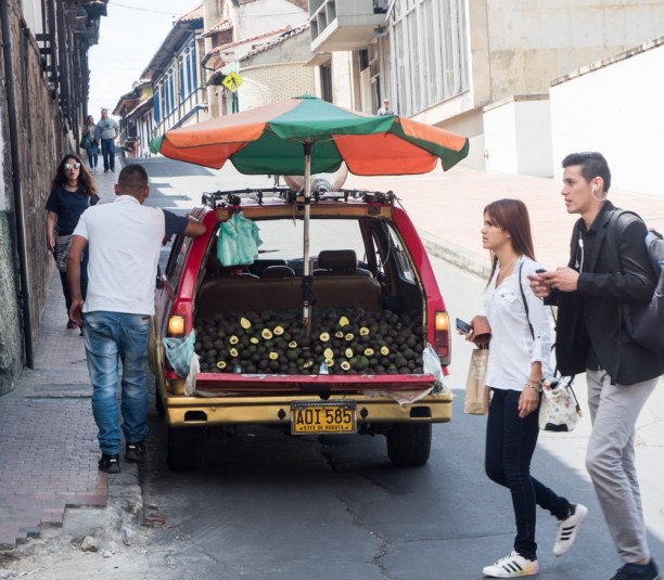 Langzeiturlaub Bogotá (Stadt), Kolumbien, Kolumbien, In Kolumbien werden Avocados oft aus offenen Autos verkauft