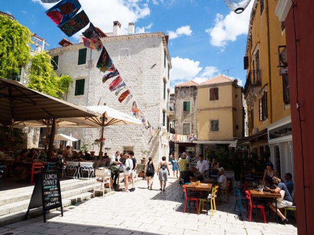 10 Tage Murter (Stadt), Krk und nordadriatische Inseln, Kroatien, In Sibenik lässt es sich gut aushalten: gemütliche Cafes und Restaur