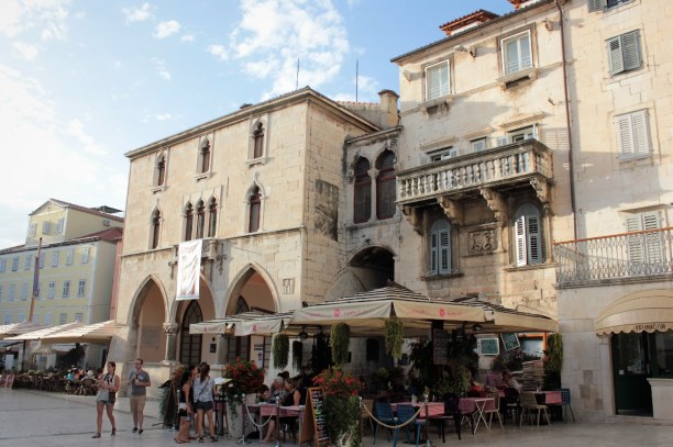 10 Tage Adriatische Küste, Kroatien, In Split gibt es viele gemütliche Straßencafés und es ist immer was