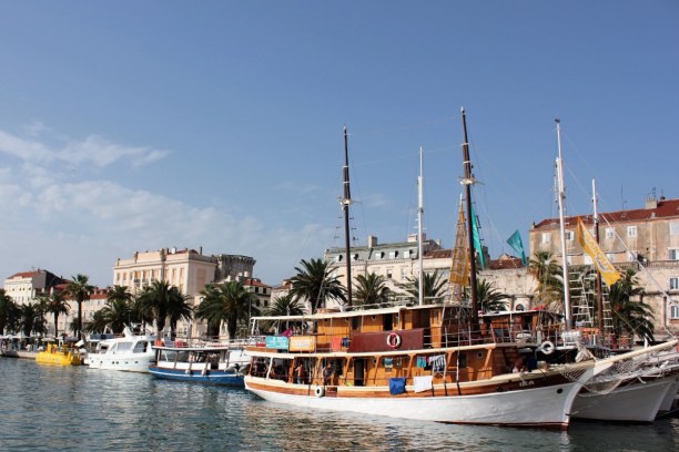 10 Tage Adriatische Küste, Kroatien, Split besitzt einen großen Hafen, von dem viele Ausflugsschiffe auf d