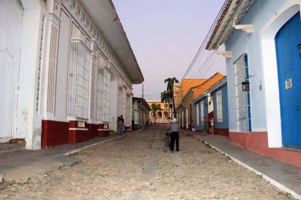 3 Wochen Atlantische Küste / Norden, Kuba, Abends in den Straßen von Trinidad, kurz bevor die Sonne untergeht. D