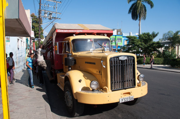 Kurztrip Karibische Küste / Süden, Kuba, Öffentliche Busse sind in Santiago meist Camiones, umgebaute Trucks.