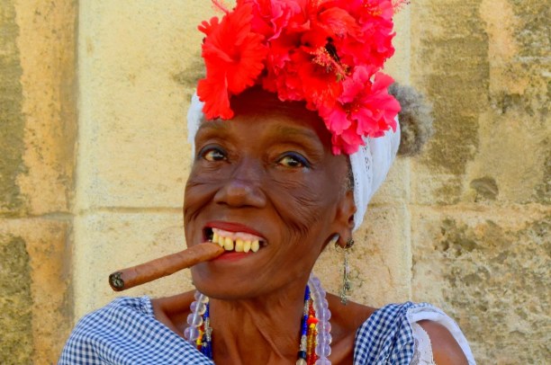 1 Woche Kuba, Kuba, Eine ältere Frau mit einer Havanna-Zigarre.