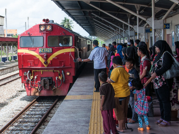 Kurzurlaub Kelantan, Malaysia, Viele warten auf den Zug Richtung Gua Musang.