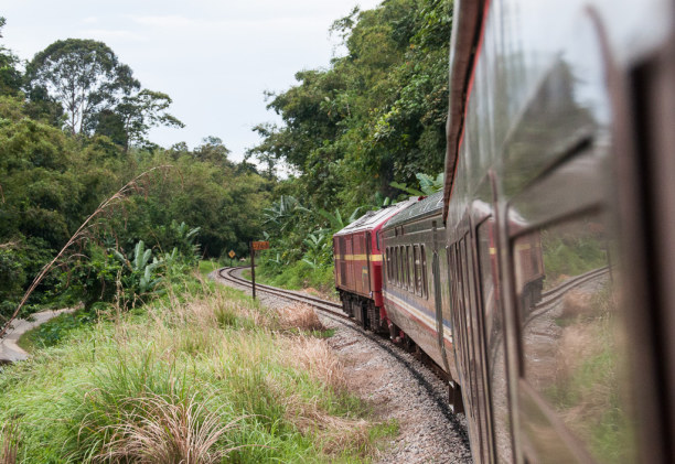 Kurzurlaub Kelantan, Malaysia, Die Zugreise führt durch Dörfer, über Flüsse und durch Wälder.
