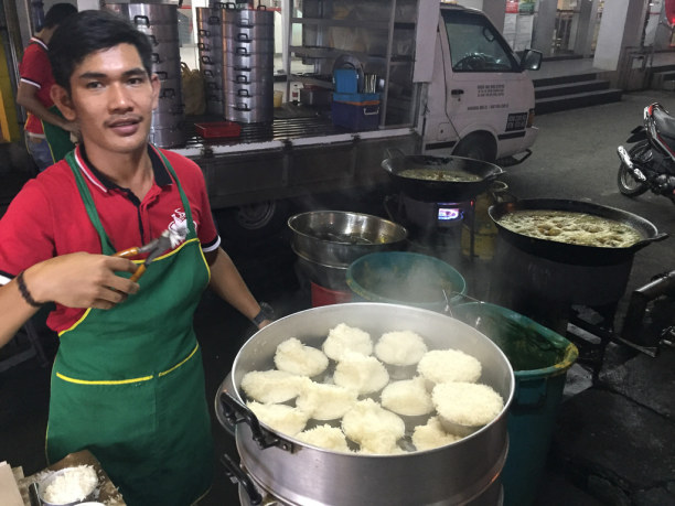 Kurzurlaub Kelantan, Malaysia, Rund um das Chinesische Tor gibt es jede Menge Essensstände und Resta