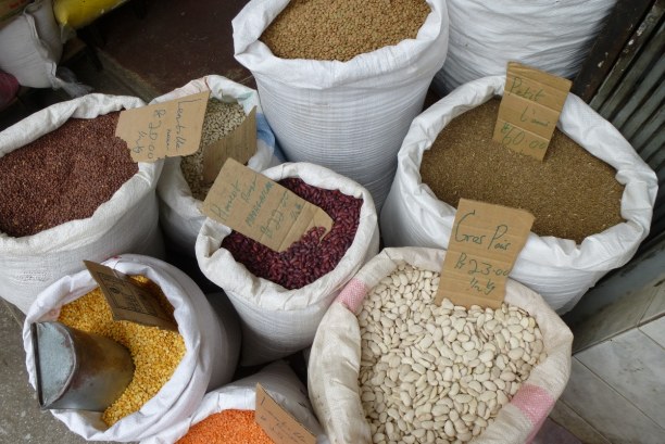 10 Tage Südküste, Mauritius, Reis, Bohnen und Gewürze am Zentralmarkt in Port Louis
