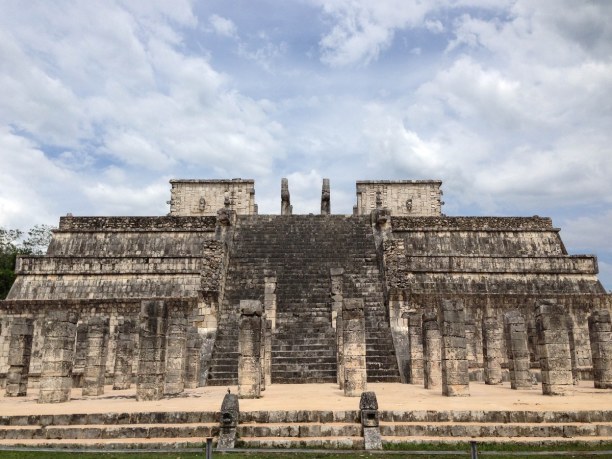 2 Wochen Halbinsel Yucatán, Mexiko, Blick auf den Kriegertempel von Chichen Itza. 
