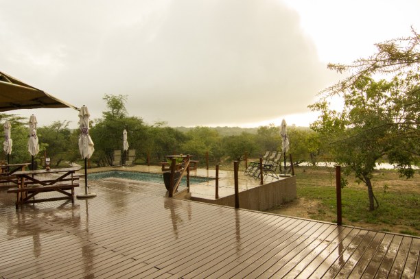 Kurzurlaub Kruger National Park (Stadt), Nationalpark, Südafrika, Zurück in der Cheetah Paw Eco Lodge hat uns ein wahrer Wolkenbruch ü