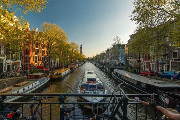Kurztrip Amsterdam & Umgebung, Niederlande, Eine Bootstour auf einer der Grachten ist ein anderer Weg Amsterdam ke