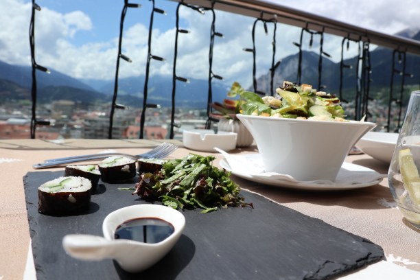 Kurzurlaub Innsbruck (Stadt), Nordtirol, Österreich, Veganes Sushi mit Blick auf Innsbruck.