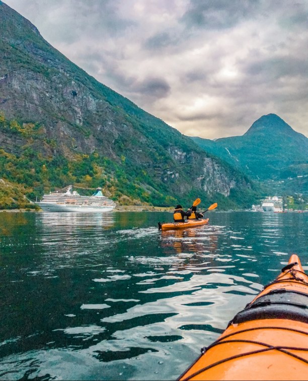 Eine Woche Nordnorwegen, Norwegen, Mit dem Kajak vorbei an den riesigen Kreuzfahrtschiffen