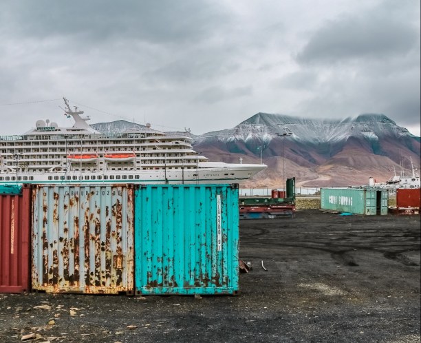 Langzeiturlaub Spitzbergen, Norwegen, MS Artania am Pier von Longyearbyen. Im Hintergrund ist schon der erst