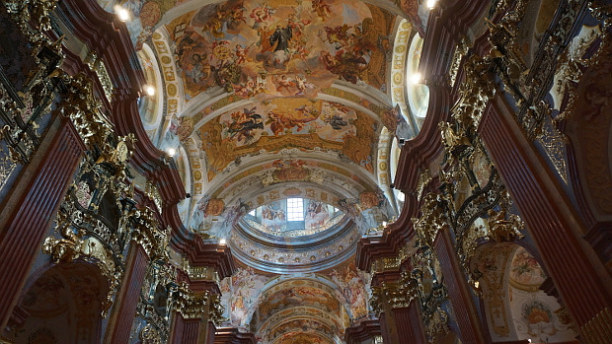 Langzeiturlaub Niederösterreich, Österreich, Selbst wenn man sich auf eine der Kirchenbänke setzt, die Motivfülle