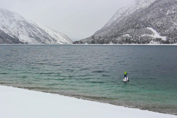 Kurzurlaub Nordtirol, Österreich, Ein Stand Up Paddle Board funktioniert doch besser am See als am Schne