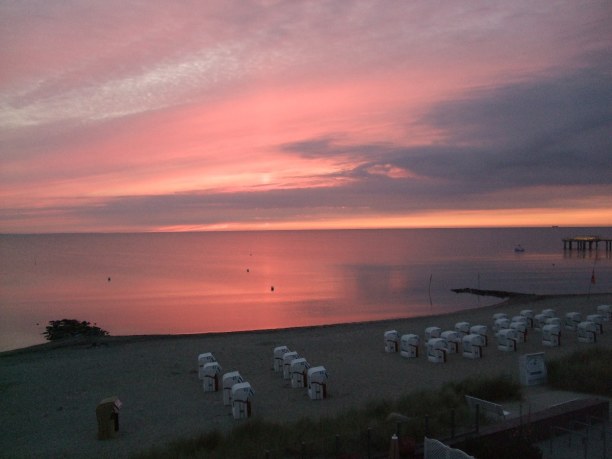 Zwei Wochen Niendorf (Stadt), Ostseeküste, Deutschland, Sonnenuntergang vom Balkon