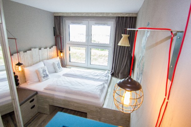 Kurztrip Warnemünde (Stadt), Ostseeküste, Deutschland, Zimmer mit Meerblick - vom Bett aus blickt man direkt auf die Ostsee. 