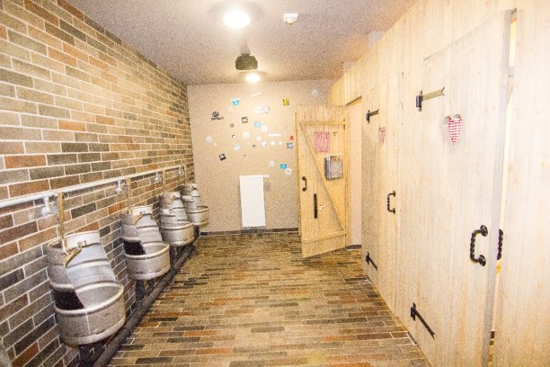 Kurzurlaub Warnemünde (Stadt), Ostseeküste, Deutschland, Selbst die Toiletten in der Bretterbude sind ein wahrer Hingucker. 