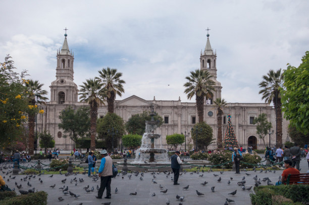 Langzeiturlaub Peru, Peru, Der Plaza Mayor in Arequipa. Auch gut was los, aber sehr viel entspann