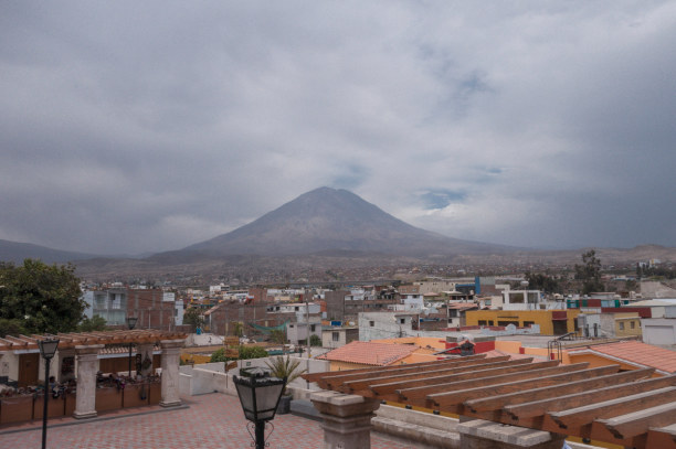 Langzeiturlaub Peru, Peru, Das besondere an Arequipa: Als Kulisse dienen hier im Hintergrund der 