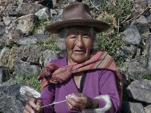 2 Wochen Peru, Peru, Eine alte Indianer Frau beim weben