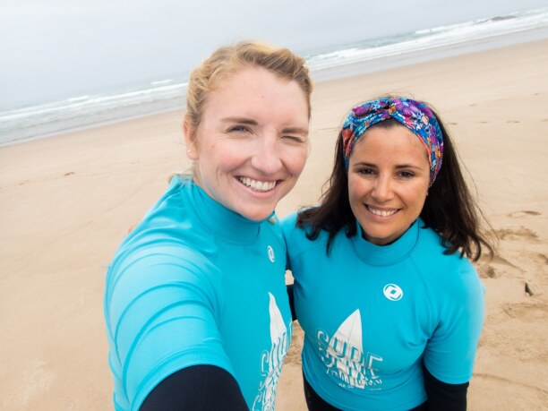 10 Tage Algarve, Portugal, Zwei Surfergirls bereit für das Meer!