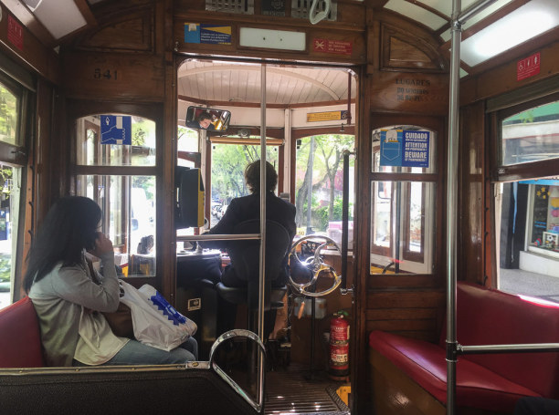 10 Tage Region Lissabon und Setúbal, Portugal, Die Fahrt in der alten Straßenbahn ist beeindruckend. 