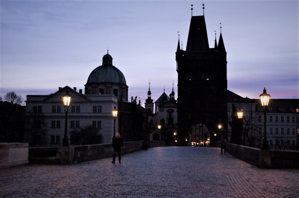 Kurzurlaub Prag (Stadt), Prag und Umgebung, Tschechische Republik, So sieht die Karlsbrücke kurz vor Sonnenaufgang aus - ruhig, mystisch