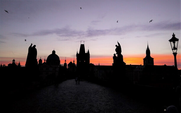 Kurzurlaub Prag (Stadt), Prag und Umgebung, Tschechische Republik, Die Karlsbrücke zum Sonnenaufgang. Mystisch schön <3