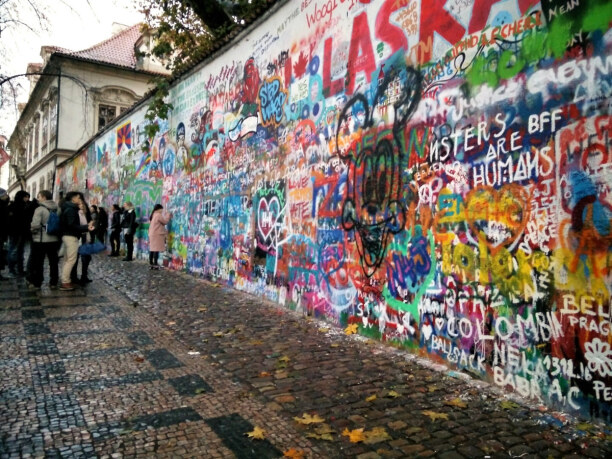Kurztrip Prag (Stadt), Prag und Umgebung, Tschechische Republik, Die John Lennon Wall war ursprünglich einmal bemalt mit einem Portrai