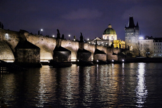 Kurzurlaub Prag (Stadt), Prag und Umgebung, Tschechische Republik, Die Karlsbrücke verbindet die Prager Altstadt mit der Kleinseite Prag