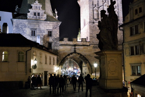 Kurzurlaub Prag (Stadt), Prag und Umgebung, Tschechische Republik, Das charakteristische Bild der Karlsbrücke entsteht durch die Statuen