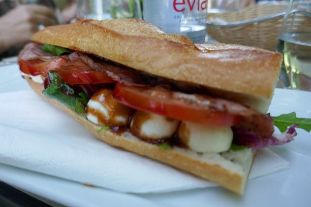 Kurzurlaub Bukarest & Umgebung, Rumänien, In der Arc Bakery gibt es Sandwichs und Salate