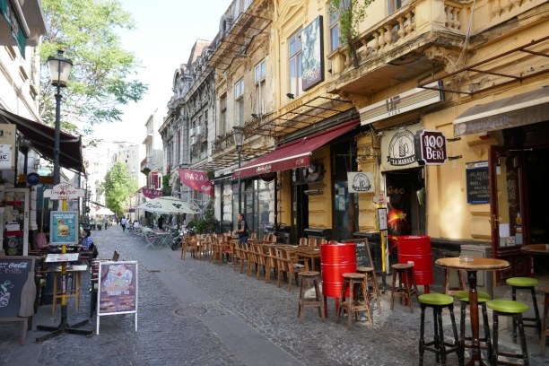Kurztrip Bukarest & Umgebung, Rumänien, In der Altstadt gibt es viele Lokale, die am Abend gut besucht sind.