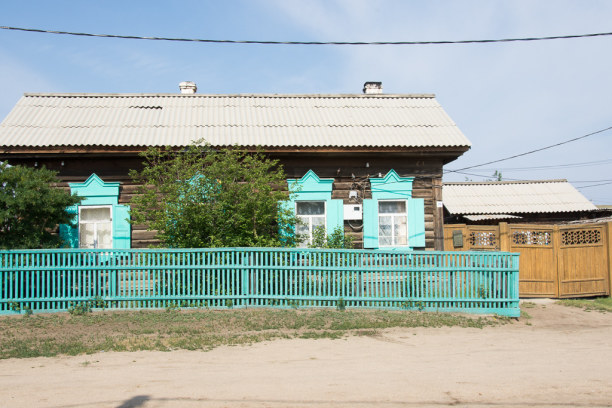 Langzeiturlaub Sibirien, Russische Föderation, Der Ort ist von den typischen, sibirischen Holzhäusern geprägt.