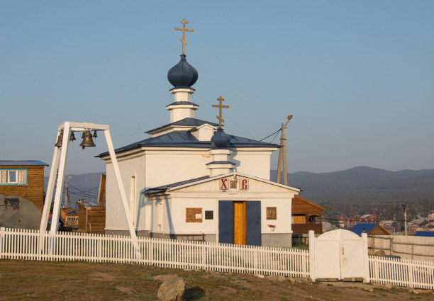 Langzeiturlaub Sibirien, Russische Föderation, Am Hang befindet sich auch die Orthodoxe Kirche.
