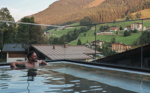 Kurzurlaub Hinterglemm (Stadt), Salzburger Land, Österreich, Schnell vor dem Abendessen noch in den Freiluft-Pool hüpfen.