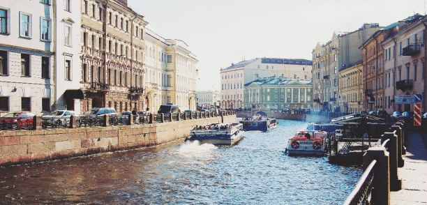 Sankt Petersburg (Stadt), Sankt Petersburg und Umgebung, Russische Föderation, Sankt Petersburg hat seinen Namen von Peter dem Großen 1703 bekommen 