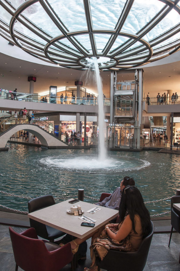 Kurzurlaub Singapur (Stadt), Singapur, Singapur, Im Marina Bay Sands befindet sich ein riesiges Einkaufszentrum.