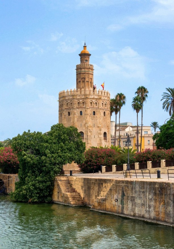 Kurzurlaub Andalusien, Spanien, Der Torre del Oro wird auch Goldturm genannt, da er früher mit gelben