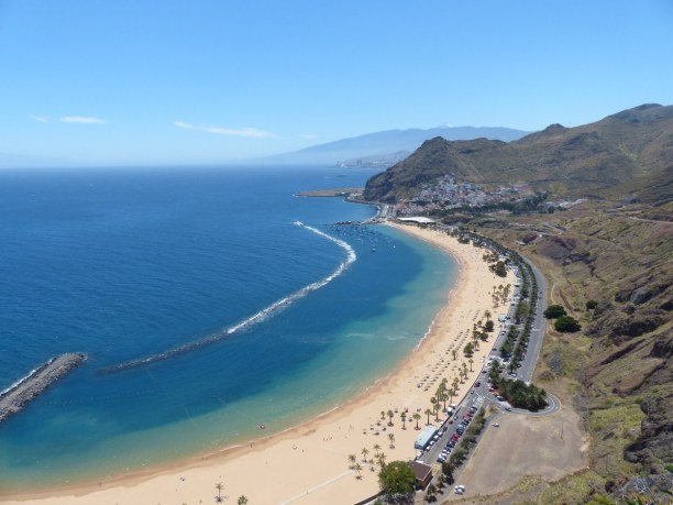 Eine Woche Teneriffa, Spanien, Der Playa Las Teresitas ist ein goldgelber, künstlicher Stadtstrand b